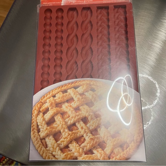 Wilton Silicone Pie Crust Lattice Braid Mold, 6-Cavity 7.5 Inches Long - Picture 2 of 5